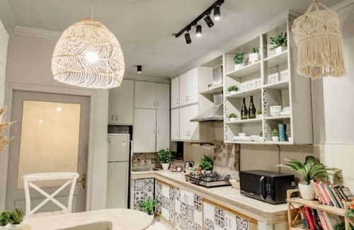Green Park Apartment | 2 BHK Gem by Hauz Khas Fort - Delhi's Heritage!