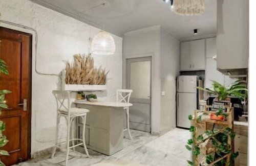 Green Park Apartment | 2 BHK Gem by Hauz Khas Fort - Delhi's Heritage!