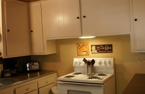 Gruene Cabin | 2 Blks from GUADALUPE RIVER , Tube Rentals & GRUENE HALL, COMAL RIVER 5 mins.
