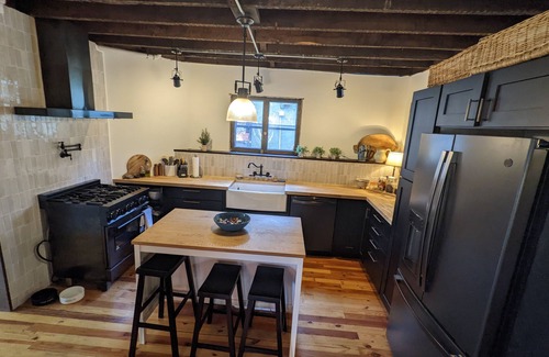 Historic Montford House | 2 Block to downtown. Victorian Bungalow Meets Chic Urban Loft
