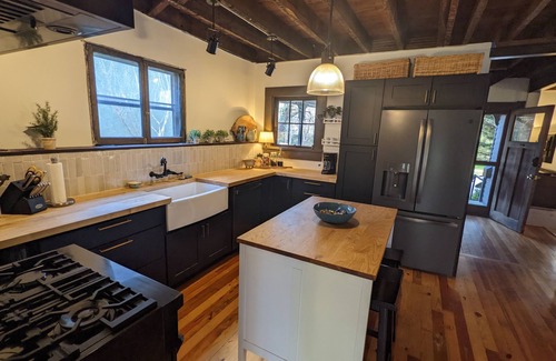 Historic Montford House | 2 Block to downtown. Victorian Bungalow Meets Chic Urban Loft