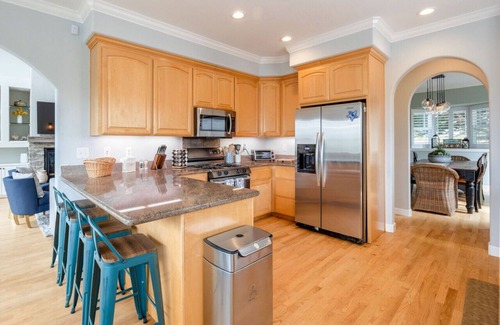 El Granada House | 2 Blocks to ocean, steps to beach, ocean view, hot tub, coastal trail, BBQ