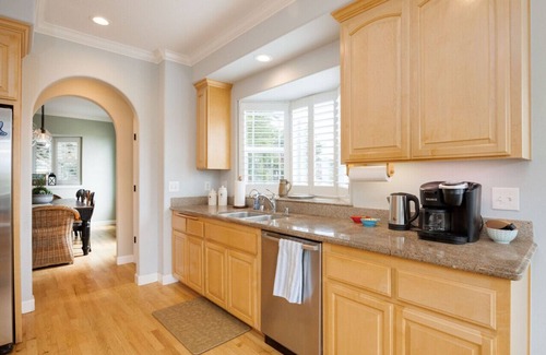El Granada House | 2 Blocks to ocean, steps to beach, ocean view, hot tub, coastal trail, BBQ