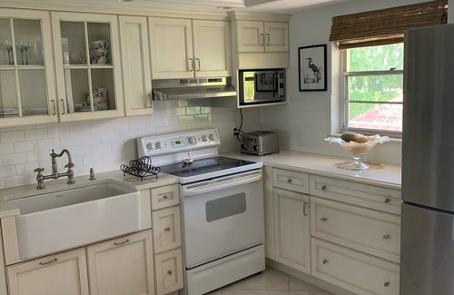 Old Naples Condo | 2 blocks to the beach and Fifth ave in Olde Naples