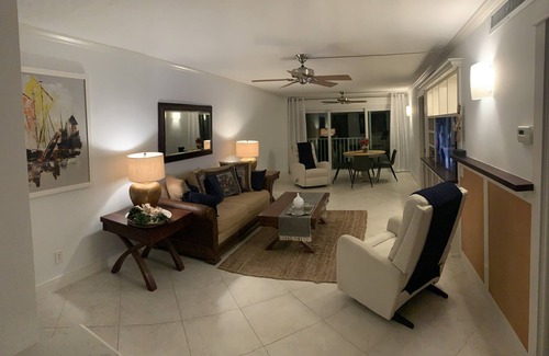 Old Naples Condo | 2 blocks to the beach and Fifth ave in Olde Naples