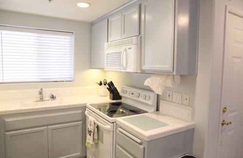 Downtown Condo | 2 Blocks to the Ocean - FALL RATE SPECIALS - Gated Building - 5 star reviews