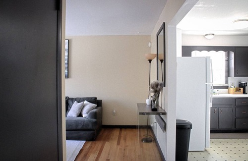 Albany Apartment | 2 BR 1 Ba apartment, 2 min walk to Albany Med, w/off street parking