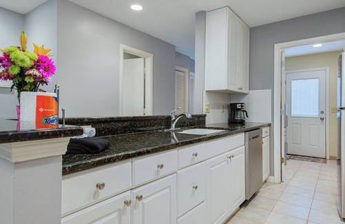 Shipyard Plantation Villa | 2 BR/2 BA condo-pool view|7-10 min. walk to beach|pet friendly