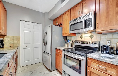 Grandview Heights Apartment | 2 BR/2 BA Condo in Downtown WPB Pool Gym Parking Spot Juliet Balcony