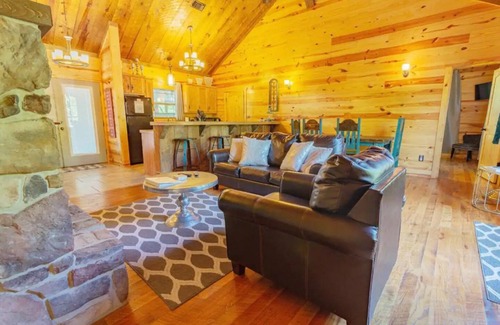 Broken Bow Cabin | 2 BR - 2 Bath Coach House Cabin in Hochatown