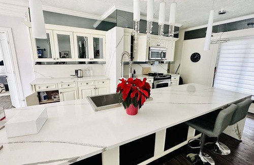 Highland House | 2 BR 2 WR Unit close to many amenities