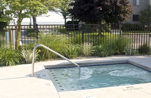 Port Clinton Condo | 2 BR -2Bath-1st flr unit-Pool- Book 2 might min weekdays in Sept for 20% off