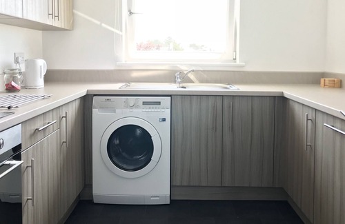 Central Aberdeen Apartment | 2 BR Aberdeen Apartment Near The Beach & River Don - Free Parking + Free Wi fi