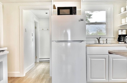 Bernard House | 2 BR Beachfront Home + Large Deck [Harbor Hideout]