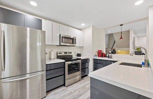 Reston House | 2 BR Bright Chic DC20min, IAD 10 min, Metro