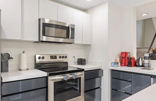 Reston House | 2 BR Bright Chic DC20min, IAD 10 min, Metro