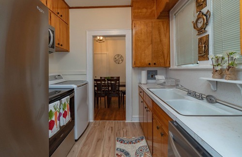 Montgomery House | 2 BR Charming Duplex w/Large Yard + Full Kitchen