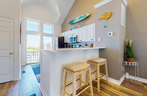 Bermuda Bay Condo | 2 BR Condo with shared pool and central air