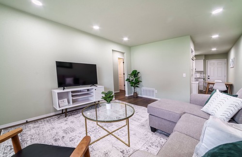 Downtown Apartment | 2-BR Cozy Guest Suite with Full Kitchen Near The Momentary & 8th Street Market