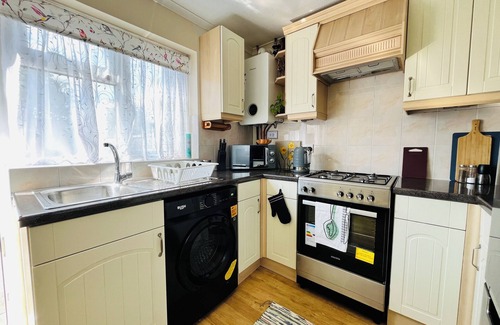 Whittington House | 2 BR Home, garden, free parkng | colindale tube 3-4 mins & centrl london 30 mins