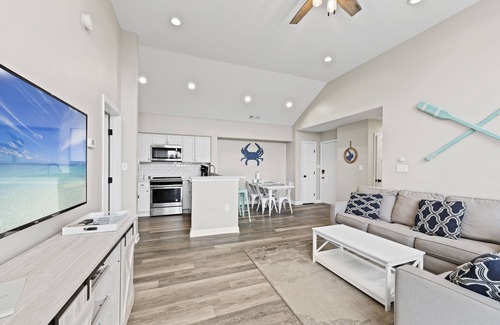 Heron Harbour Isle Condo | 2 BR l 2 BA Condo w/Large Pool, Large Deck with Bay Views - Quiet Neighborhood