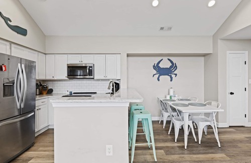 Heron Harbour Isle Condo | 2 BR l 2 BA Condo w/Large Pool, Large Deck with Bay Views - Quiet Neighborhood