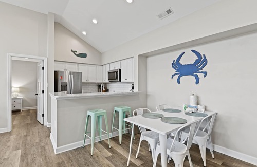 Heron Harbour Isle Condo | 2 BR l 2 BA Condo w/Large Pool, Large Deck with Bay Views - Quiet Neighborhood