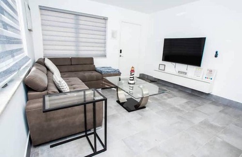 Davie House | 2 BR Lakefront Town House Kids Friendly/ Davie lake