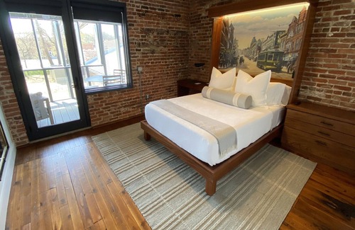 Danville House | 2 BR luxury suite w/ screened in porch; walkable to bars and restaurants.