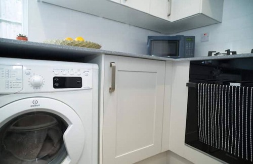 West Norwood House | 2 BR | Parking| Garden| Contractors welcome| Near West Norwood Station| sleeps 5