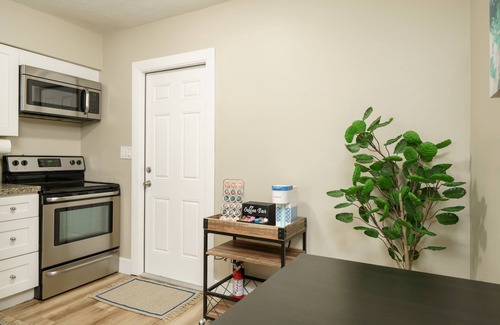 Pompano Beach House | 2 BR | Perfect for Long Term Stays | 2 miles to Beach
