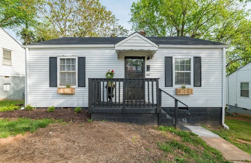 Lynchburg House | 2 BR, Pet friendly with fire pit