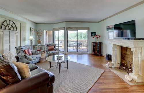 Shelter Cove Villa | 2 BR Shelter Cove Penthouse, Amazing Harbour Views, Dog Friendly