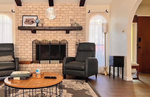 Blossoms Park House | 2 BR Spanish Bungalow - 5 minutes from the Airport