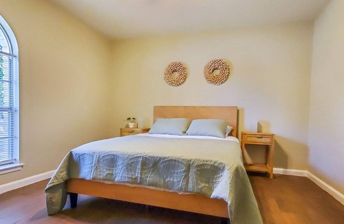 Blossoms Park House | 2 BR Spanish Bungalow - 5 minutes from the Airport