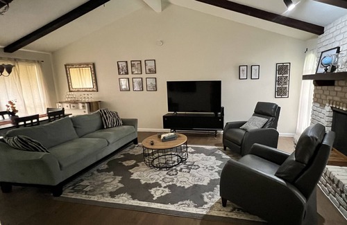 Blossoms Park House | 2 BR Spanish Bungalow - 5 minutes from the Airport