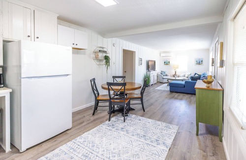 Caine Woods Apartment | 2 BR Upper Condo in North OC/Fenwick