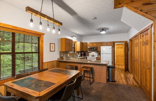 Gatlinburg - Pigeon Forge Cabin | 2 BR w/Hot Tub, Pool Table, Hot Tub, WiFi, Close to Rocky Top Sports Complex