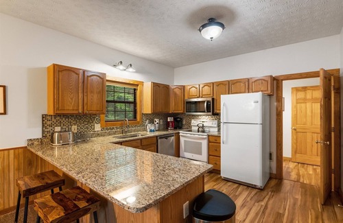 Gatlinburg - Pigeon Forge Cabin | 2 BR w/Hot Tub, Pool Table, Hot Tub, WiFi, Close to Rocky Top Sports Complex