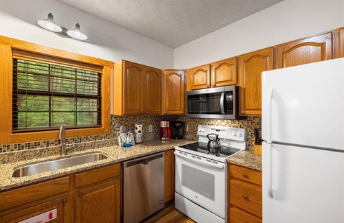 Gatlinburg - Pigeon Forge Cabin | 2 BR w/Hot Tub, Pool Table, Hot Tub, WiFi, Close to Rocky Top Sports Complex