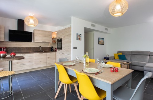 California - Pezou Apartment | 2-Br with Garden and Pool in the Heart of Palm Beach