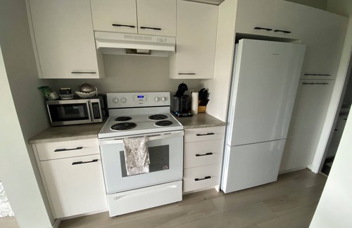 Colwood House | 2 BRDM MODERN Suite in Royal Bay w/Ocean View