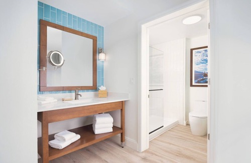 Park Shore House | 2 Bright and Modern Studio Suite with Pool View