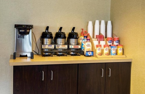Linthicum Heights House | 2 Budget-Friendly Rooms w/Coffee, Cable TV, and Pet-Friendly Amenities