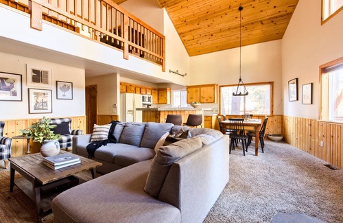 Big Bear Lake Cabin | 2 Cabins, Close to the Lake | Hot Tub, Game Loft, Deck, 6BDR | Jumper & Jackhorn