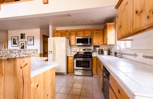 Big Bear Lake Cabin | 2 Cabins, Close to the Lake | Hot Tub, Game Loft, Deck, 6BDR | Jumper & Jackhorn