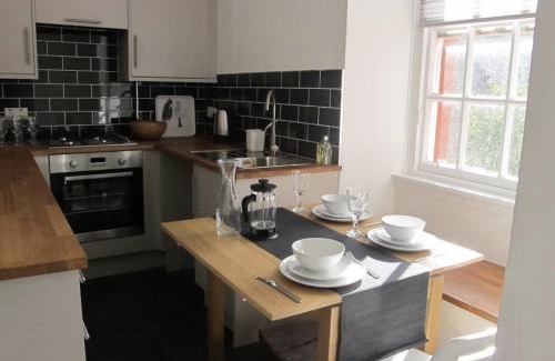 Old Town Apartment | 2 Chessels Court, Flat 3