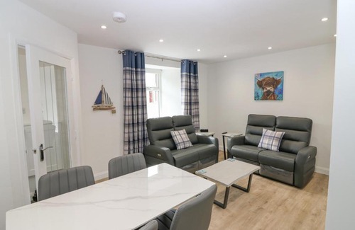 Sandhaven House | 2 College Bounds