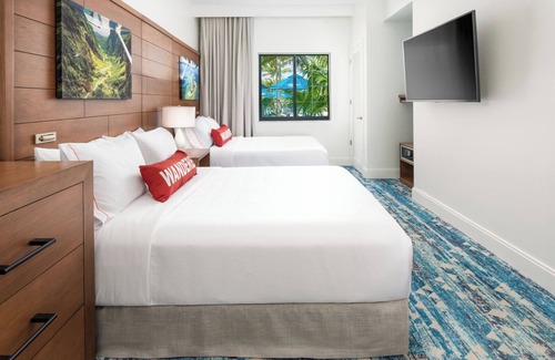 Park Shore Hotel | 2 Comfortable Pet-Friendly Family Suite with Pool