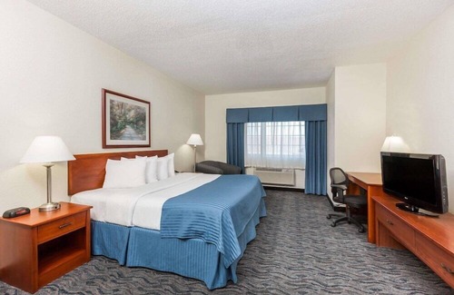 Des Moines Apartment | 2 Connecting Suites at a Hotel